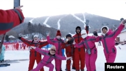 Skijaši poziraju za fotografije u skijalištu Yabuli u Harbinu, pokrajina Heilongjiang, Kina, 7. januara 2024.