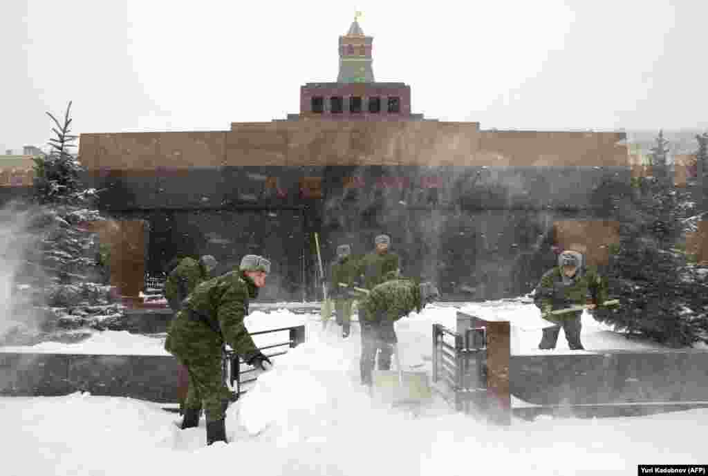 63% dintre respondenți unui sondaj de opinie realizat în 2017 erau în favoarea îngropării lui Lenin, în timp ce 31% considerau că trupul acestuia ar trebui să rămână în mausoleu. În ciuda opiniei majorității, președintele rus Vladimir Putin a spus nu odată că trupul va rămâne acolo unde se află, &bdquo;cel puțin&rdquo;,a spus el, &bdquo;cât timp avem foarte mulți oameni care își leagă propria viață de memoria lui&rdquo;.