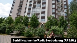 Pemët pranverore rrethojnë ndërtesën e restauruar plotësisht, në maj të vitit 2023.