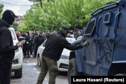 Iscrtavanje slova "Z" na vozilima policije Kosova i KFOR-a, Zvečan, Kosovo, 29. maj 2023.