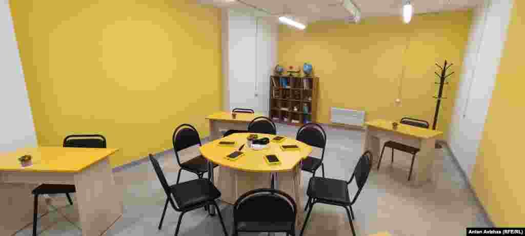 Tanári szoba.&nbsp;A gyermekek tanulását is sűrűn megzavarják a légiriadók, ami miatt jelentősen nőtt a diákok szorongása