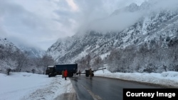 Бишкек-Ош унаа жолу. Өзгөчө кырдаалдар министрлиги 8-февралда тараткан сүрөт. 