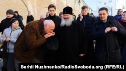 Віряни і митрополит УПЦ (МП) Павло (Лебідь) на території Києво-Печерської лаври, Київ, 30 березня 2023 року