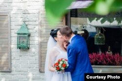 Володимир Коляда разом із нареченою Вікою на весіллі у 2015 році.