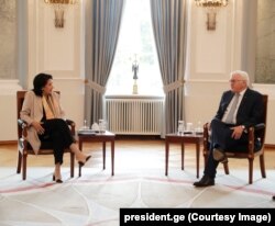 Саломе Зурбашвілі під час зустрічі в Берліні з німецьким президентом Франком-Вальтером Штайнмаєром. Уряд Грузії оголосив про намір почати процедуру імпічмента президентки Зурабішвілі через «несанкціонованість» її європейського турне