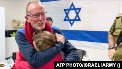 Таткото ја прегрнува ќерката која после 50 дена заложништво на Хамас, е ослободена 