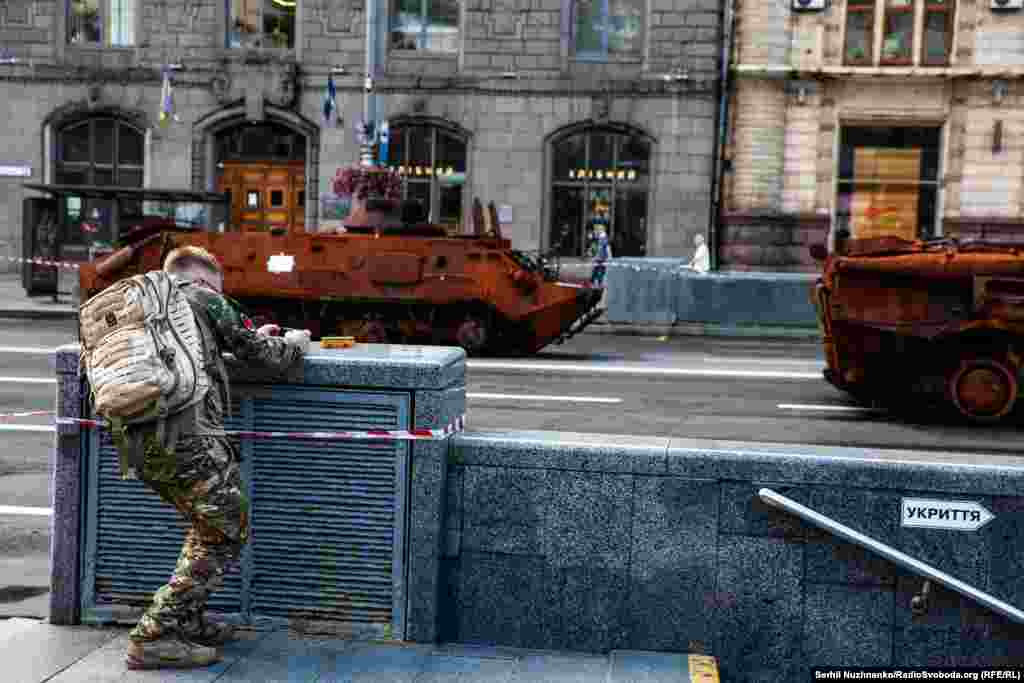 Видовище, схоже, цікавить і військових... Київ, підготовка &laquo;параду&raquo; знищеної російської техніки до Дня Незалежності України. Київ, 21 серпня 2023 року