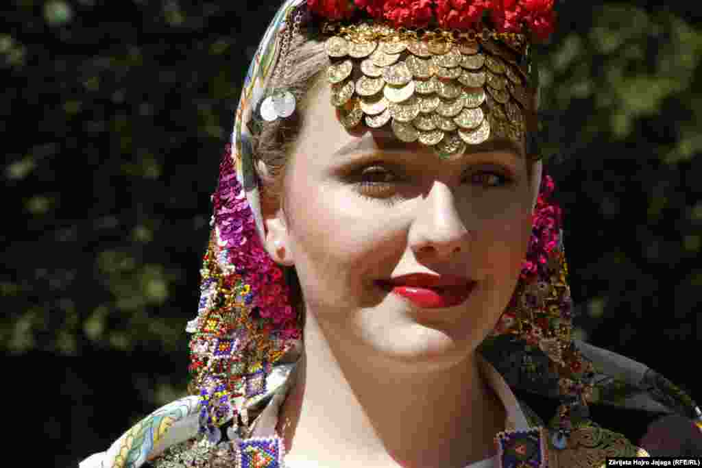 Gratë e Lumës në raste të veçanta gëzimi, dasma dhe festa familjare, mbajnë &ldquo;fshturkën&rdquo;, një kësulë e punuar me dorë me fije prej argjendi ose ari, kurse në pjesën e ballit varen florinj.&nbsp;