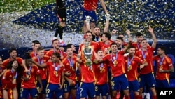 Гравці збірної Іспанії святкують перемогу у фінальному футбольному матчі Євро-2024 між Іспанією та Англією в Берліні, Німеччина, 14 липня 2024 року