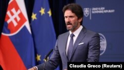 Zamenik premijera i ministar odbrane Slovačke Robert Kalinak govori na konferenciji za novinare u Bratislavi, 19. maja 2024. 