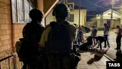 O persoană rănită în timpul atacului de duminică din Daghestan primește îngrijiri medicale. 