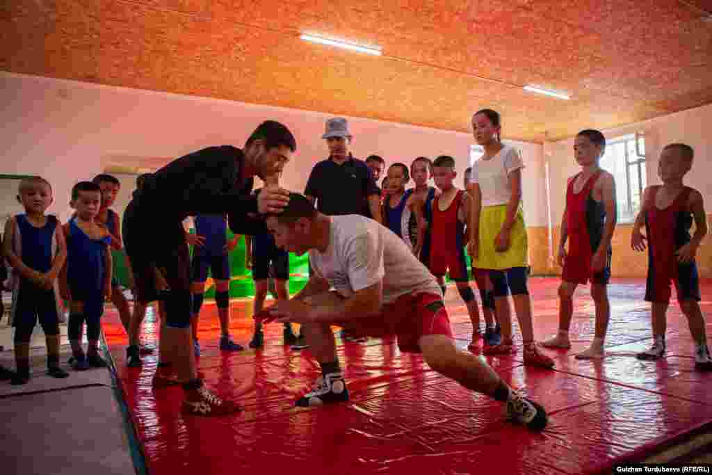 &quot;Sretan sam što su djeca izabrala zdrav način života i vrijeme provode hrvajući se u ovoj sali. Ako neko od ove djece odabere sportski put i osvoji medalju, bit ću presretan&quot;, kaže trener Talant Sadanov.