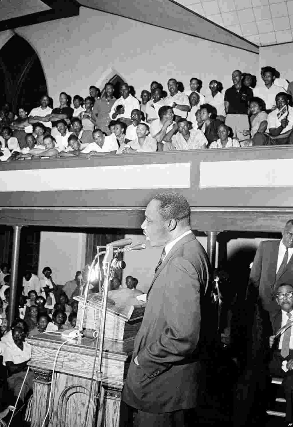 Rasna segregacija vlada je na jugu, ali i u ostatku SAD-a, a njeni crni građani bili su suočeni s diskriminacijom. &quot;Imamo neke drage bijele prijatelje ovdje s nama i želimo jesti skupa. Ali zbog ovog sistema, oni će morati jesti naprijed, a mi pozadi&quot;, rekao je King jedne prilike.&nbsp; na fotografiji:&nbsp;King u obraćanju u Birminghamu, Alabama, 21. maj 1963.