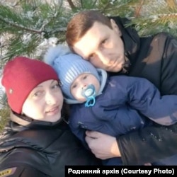 Кирило Хандельди з мамою і татом. Фото з архівів родини