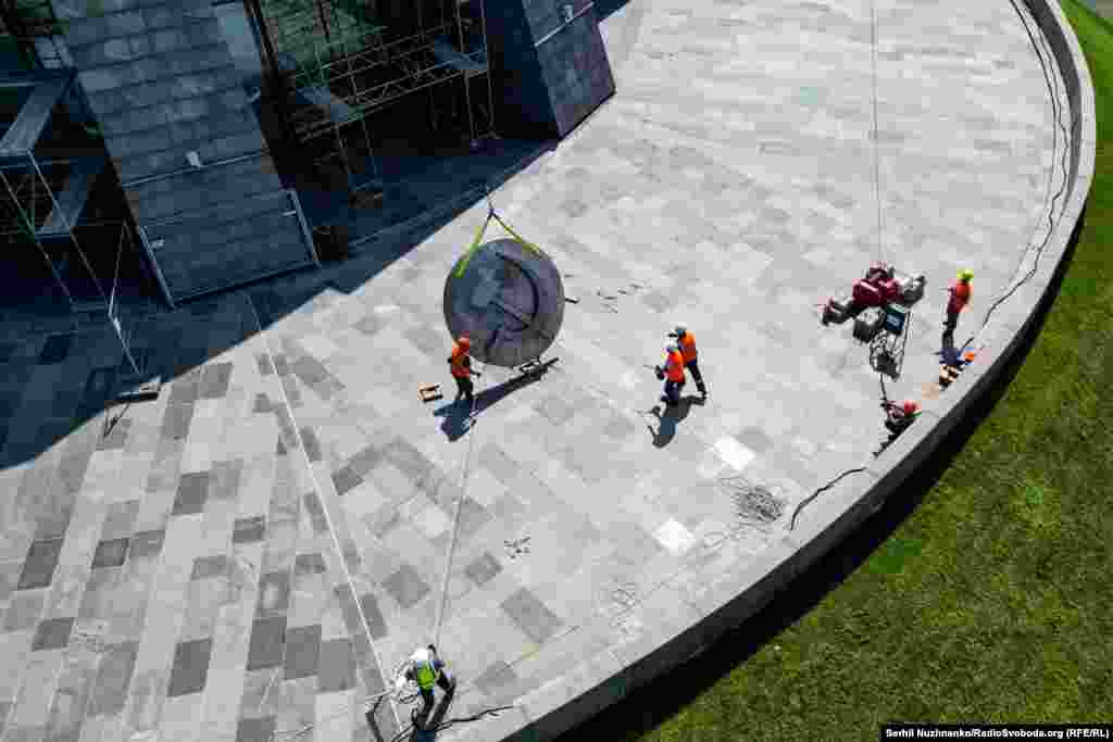 Момент зняття елементу радянського герба зі щита &laquo;Батьківщини-матері&raquo;