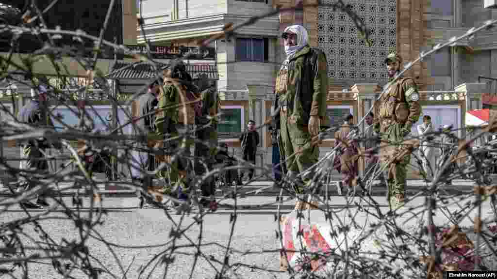 Talibanski borci čuvaju stražu na mjestu eksplozije u blizini Ministarstva vanjskih poslova u Kabulu 27. marta.