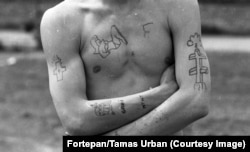 Tatuajele unui deținut de la Aszod, 1975.