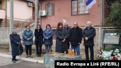 Članovi Ivanovićeve stranke sa Ksenijom Boživić na pomenu na mestu ubistva Olivera Ivanovića, gde se nalazi i memorijalna ploča, Severna Mitrovica, 16. januara 2024.