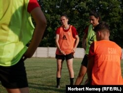 „Momentan, lumea încă nu ne vede pe noi ca fiind fotbaliste, cum sunt băieții. Și niciodată nu o să ne privească cum îi privesc pe băieți”, spune o jucătoare.