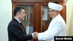 Президент Садыр Жапаров жана Мусулмандар дин башкармалыгынын муфтийи Абдулазиз Закиров. Бишкек. 13-март, 2024-жыл.