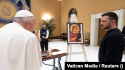 Poklon papi - lik Bogorodice naslikan na nekadašnjem panciru koji je nosio jedan ukrajinski vojnik, Vatikan, 13. maj