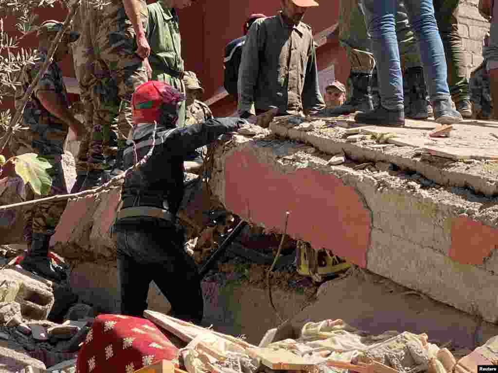 Spasioci pokušavaju izvući ljude iz ruševina. Amizmiz, 9. septembar 2023.