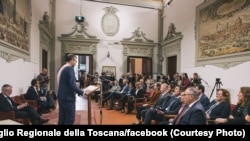 ანტონიო მაცეო მიმართავს ნანა მალაშხიას და ტოსკანის რეგიონული საბჭოს წევრებს