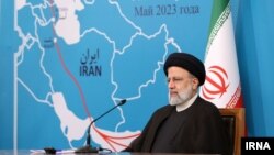 ابراهیم رئیسی در مراسم امضای توافق احداث قطعهٔ راه‌آهن رشت-آستارا 