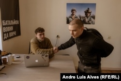 Дмитро Ясинок (справа) зустрічається з Максимом у рекрутинговому центрі «Вовки Да Вінчі» у Києві