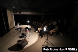 Teatarska grupa 2act postavila je predstavu Ovdje.Almati je u Almatiju 11. februara.