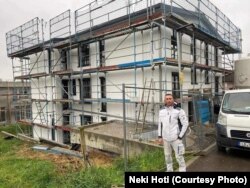 Neki Hoti duke punuar në Gjermani.