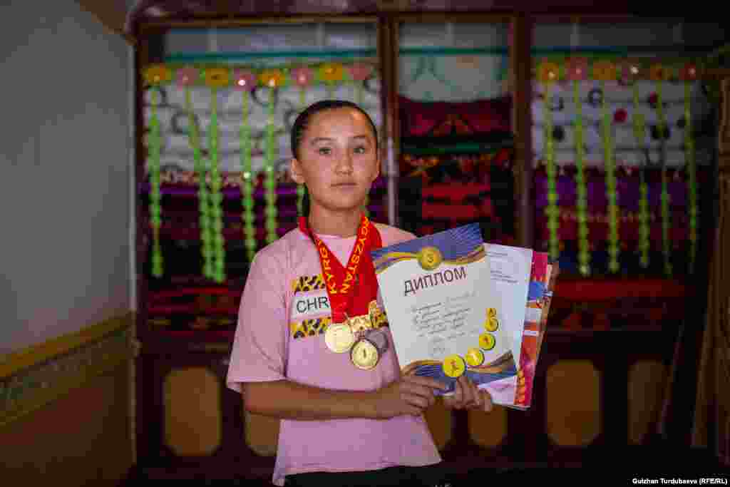 Asema je prva djevojka u selu koja se uspješno bavi hrvanjem.