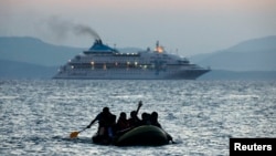 Migranți pakistanezi încercând să ajungă din Turcia pe insula grecească Kos (foto arhivă)