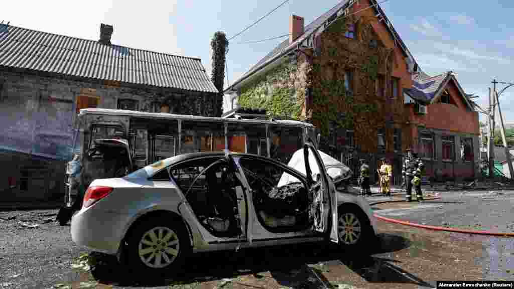 Megsemmisült járművek, amelyeket az oroszok szerint az ukrán tüzérség talált el. Az oroszok által beiktatott donyecki polgármester, Alekszej Kulemzin külön közzétett a Telegramon képeket egy kiégett buszról