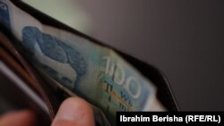 Një kartëmonedhë prej 100 dinarësh serbë. Fotografi ilustruese nga arkivi.