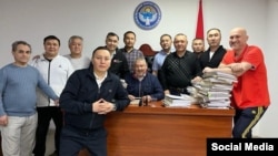 Кемпир-Абад иши боюнча айып тагылгандардын айрымдары. Сүрөттөгүлөрдүн ичинен Бектур Асанов, Кеңешбек Дүйшөбаев жана Кубанычбек Кадыров эркиндикте.