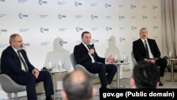 ნიკოლ ფაშინიანი ილჰამ ალიევსა და ირაკლი ღარიბაშვილთან ერთად. 2023 წლის 18 თებერვალი