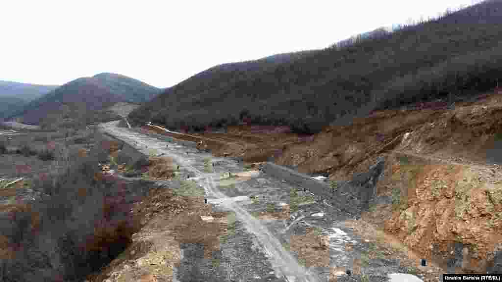 Zyrtarë të Ministrisë se Mjedisit, Planifikimit Hapësinor dhe Infrastrukturës, thanë për Radion Evropa e Lirë, se problemet e paraqitura duke filluar nga rrëshqitja e dheut, riformatimi i kontratave dhe rritja e sipërfaqeve të shpronësimeve, kanë bërë që projekti të mos finalizohet. Ndryshimet kanë marrë kohë të konsiderueshme, thonë në këtë ministri. &nbsp; &nbsp; &nbsp; &nbsp; &nbsp; &nbsp; &nbsp; &nbsp; &nbsp; &nbsp; &nbsp; &nbsp; &nbsp; &nbsp; &nbsp; &nbsp; &nbsp; &nbsp; &nbsp; &nbsp; &nbsp; &nbsp; &nbsp; &nbsp; &nbsp; &nbsp; &nbsp; &nbsp; &nbsp; &nbsp; &nbsp; &nbsp; &nbsp; &nbsp; &nbsp; &nbsp; &nbsp; &nbsp; &nbsp; &nbsp; &nbsp; &nbsp; &nbsp; &nbsp; &nbsp; &nbsp; &nbsp; &nbsp; &nbsp; &nbsp; &nbsp; &nbsp; &nbsp;&nbsp;