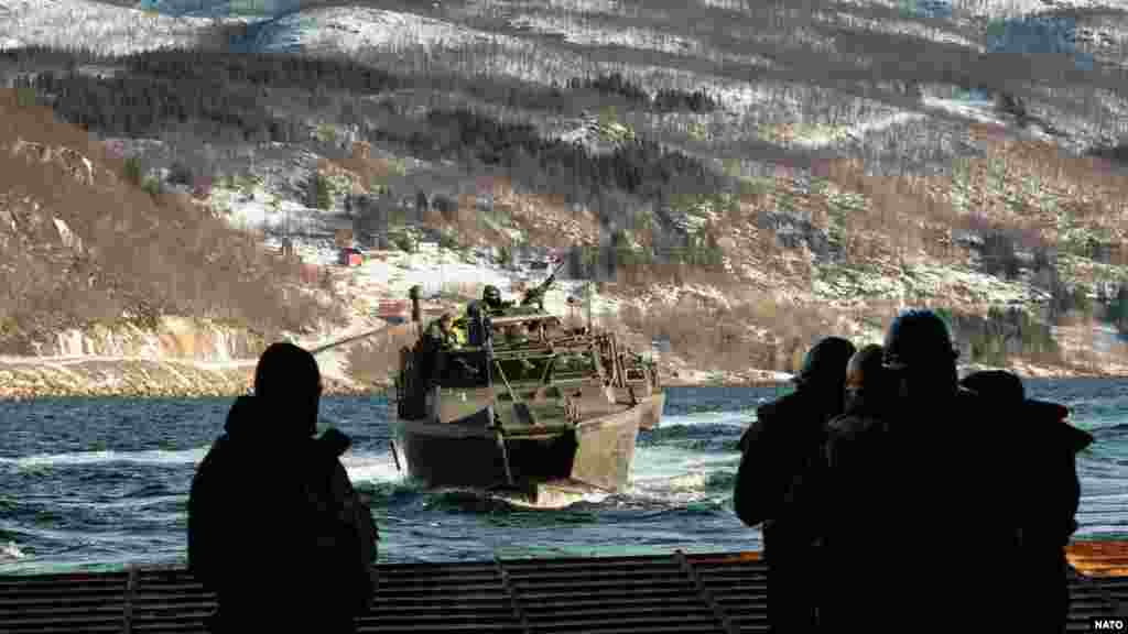 Švedski jurišni čamac približava se američkom ratnom brodu tokom vježbe, 29. februara. Krajem 2023. godine, Stockholm i Washington su potpisali sporazum kojim se američkoj vojsci daje pristup švedskim bazama i dozvoljava skladištenje oružja i municije u toj nordijskoj zemlji.