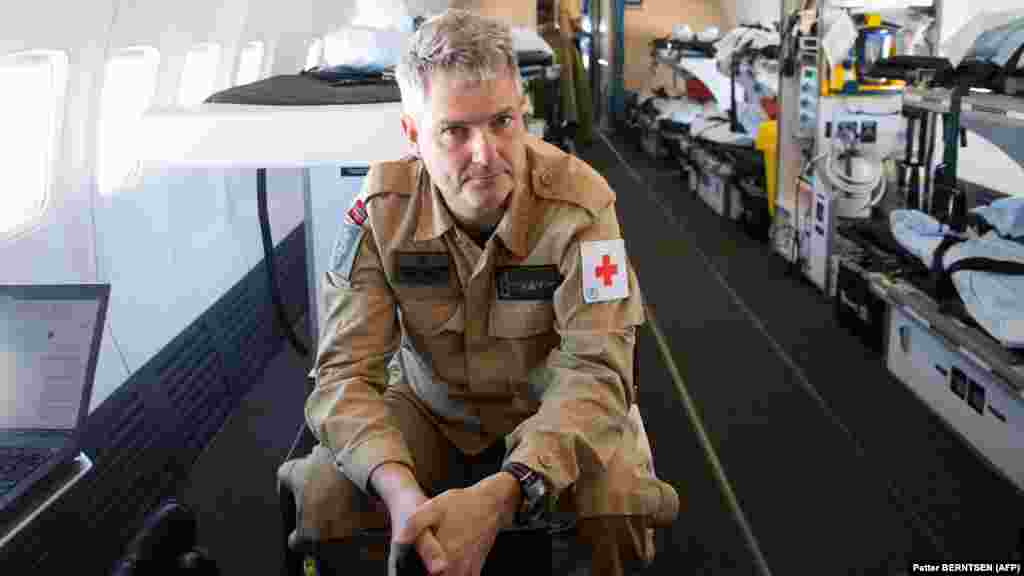 To je &quot;kao mala jedinica intenzivne nege u vazduhu&quot;, kaže Hakon Asak, potpukovnik iz medicinske službe norveške vojske koji prati ranjenike. &quot;Do sada nismo imali mrtvih. Hvala Bogu na tome&quot;, dodaje. Na ruci nosi plavo-žutu narukvicu &quot;Slobodna Ukrajina&quot;. &nbsp;