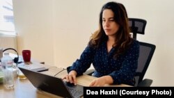 Dea Haxhi, gjatë punës së saj si menaxhere e granteve në organizatën ndërkombëtare humanitare, CARE International.