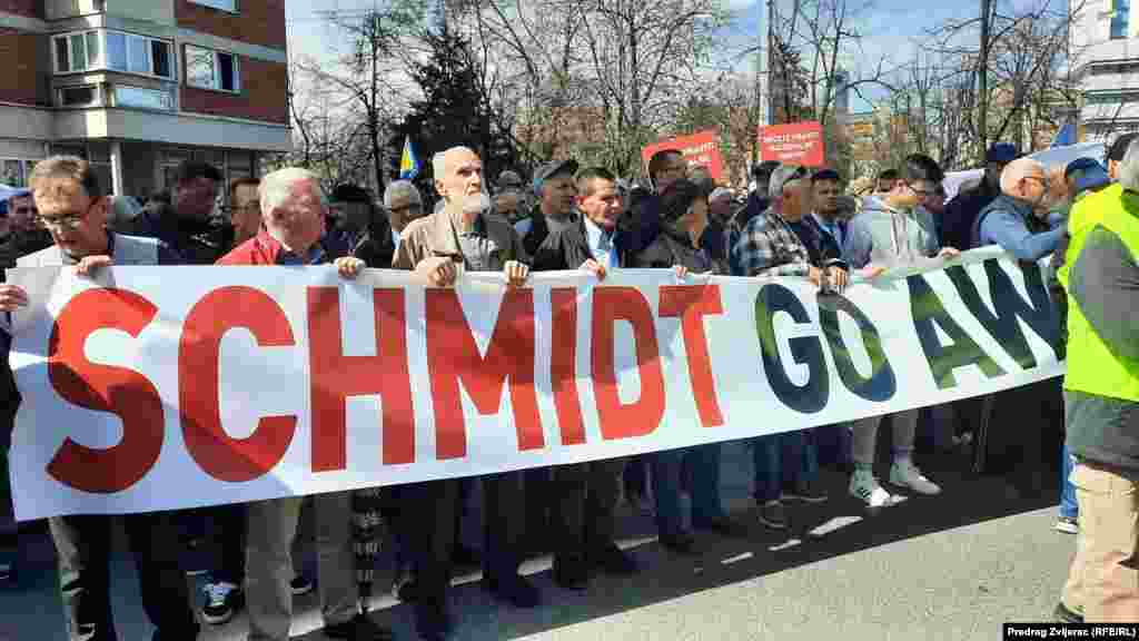 &quot;Schmid, odlazi&quot;, piše na transparentu.