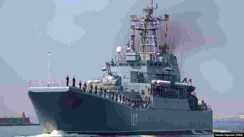 A képen az orosz Minszk, egy Ropucha-osztályú hajó Szentpétervár partjainál cirkál 2021 júliusában.&nbsp;2023 szeptemberében több rakéta csapódott be az oroszok által megszállt Krímben lévő szevasztopoli haditengerészeti támaszpont egyik hajógyárába. A brit védelmi minisztérium szerint a Minszk szinte biztosan megsemmisült a csapásban. A Minszk 1983-ban épült Lengyelországban, és olyan felnyitható orral tervezték, amely akár huszonöt páncélozott személyszállítót is ki tudott dobni partraszállásnál 