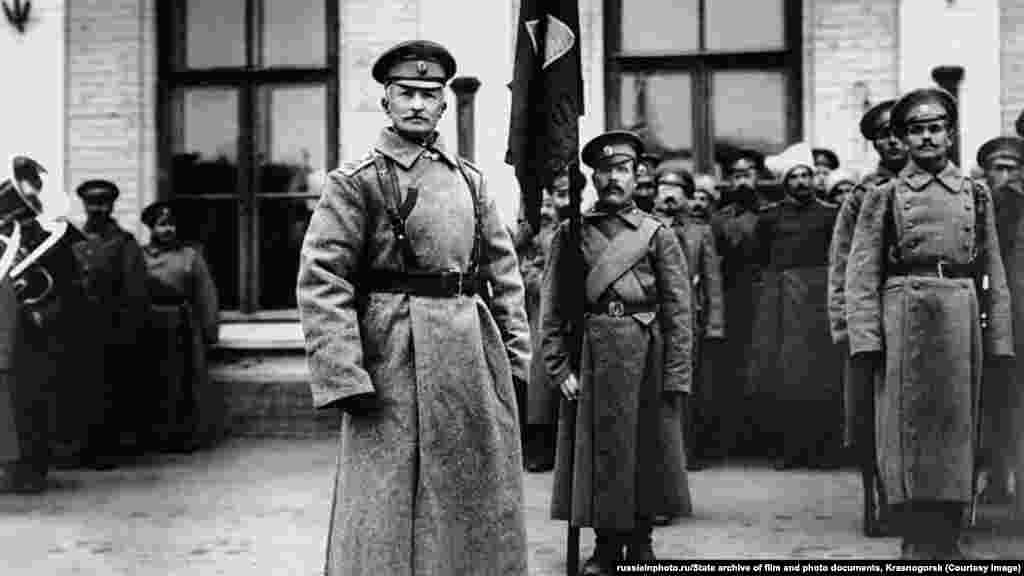 Alekszej Bruszilov orosz tábornok Rivnében 1915 októberében. A cári tábornok a hadtörténelem egyik leghalálosabb offenzívájáért volt felelős, amikor az orosz csapatok 1916-ban Lviv és Voliny térségében megtámadták az Osztrák&ndash;Magyar Monarchia haderőit. A Bruszilov-offenzívában, amelyet az antanthatalmak sikerének tekintettek, mindkét oldalon több mint egymillió ember sebesült vagy halt meg. Bruszilov a bolsevik forradalom után csatlakozott a Vörös Hadsereghez