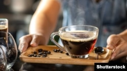 Europenii beau aproximativ 3,2 milioane de tone de cafea pe an, ceea ce reprezintă aproape 33% din consumul total de cafea la nivel mondial, potrivit companiei germane de date Statista.