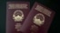 Pasaporta e re me emrin Republika e Maqedonisë së Veriut dhe ajo e vjetër me emrin Republika e Maqedonisë. Gusht, 2023. 