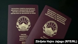 Pasaporta e re me emrin Republika e Maqedonisë së Veriut dhe ajo e vjetër me emrin Republika e Maqedonisë.

