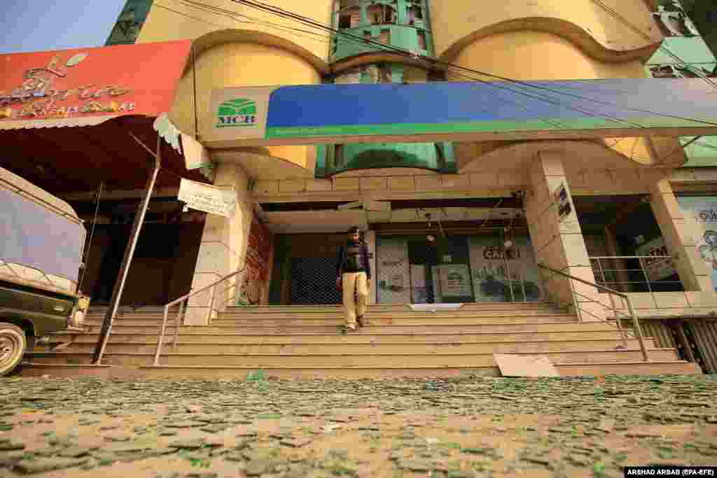 Razbijeno staklo prekriva tlo dok pakistanski službenici bezbjednosti pregledavaju mjesto eksplozije improvizirane eksplozivne naprave u Pešavaru, 5. decembra. Najmanje sedam osoba, uključujući troje djece, povrijeđeno je u eksploziji, koja je ciljala policijsko osoblje.