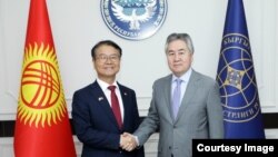Жээнбек Кулубаев менен Ли Чжон Сик.