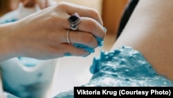 ვიქტორია კრუგი იღებს ვულვის ასლს